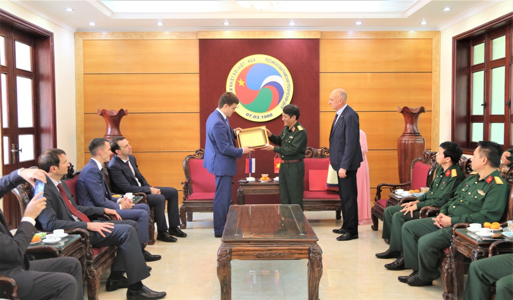 Thiếu tướng Đặng Hồng Triển Tổng Giám đốc Trung tâm Nhiệt đới Việt-Nga tặng quà lưu niệm cho Bộ trưởng Khoa học và Đại học Nga M.M Kotyukov